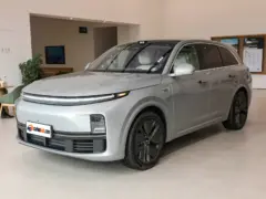 2025 Li Auto L7 Pro – vista frontal de tres cuartos