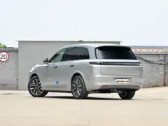 2025 Li Auto L8 Max – vista trasera de tres cuartos