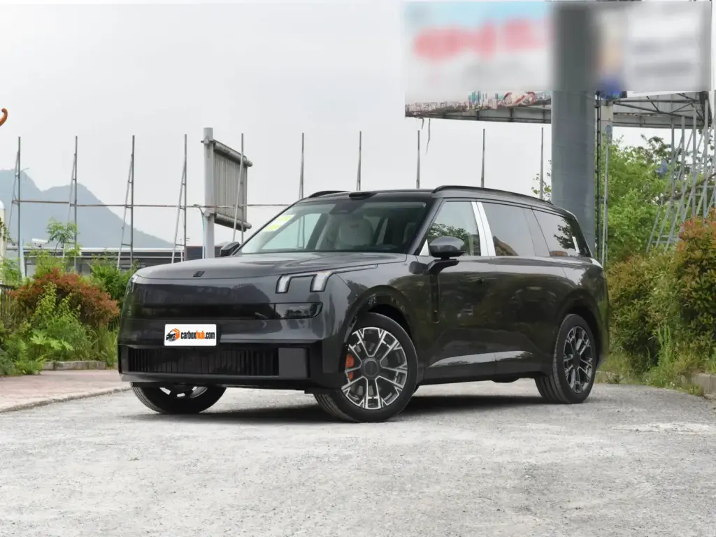 2025 Lynk & Co 900 1.5T Ultra 6 plazas PHEV – vista frontal de tres cuartos