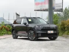 2025 Lynk & Co 900 1.5T Ultra 6 plazas PHEV – vista frontal de tres cuartos, lado del conductor