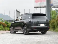 2025 Lynk & Co 900 1.5T Ultra 6 plazas PHEV – vista trasera de tres cuartos