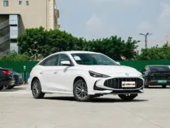 2026 MG5 180DVVT Edición Global Premiere – vista frontal de tres cuartos, lado del conductor