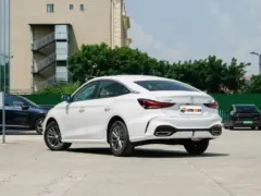2026 MG5 180DVVT Edición Global Premiere – vista trasera de tres cuartos