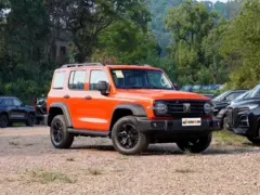 2024 Tank 300 2.0T Challenger – vista frontal de tres cuartos, lado del conductor