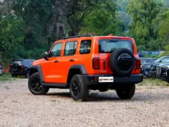 2024 Tank 300 2.0T Challenger – vista trasera de tres cuartos