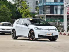 2021 Volkswagen ID.3 1st Edition – vista frontal de tres cuartos, lado del conductor