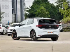 2021 Volkswagen ID.3 1st Edition – vista trasera de tres cuartos