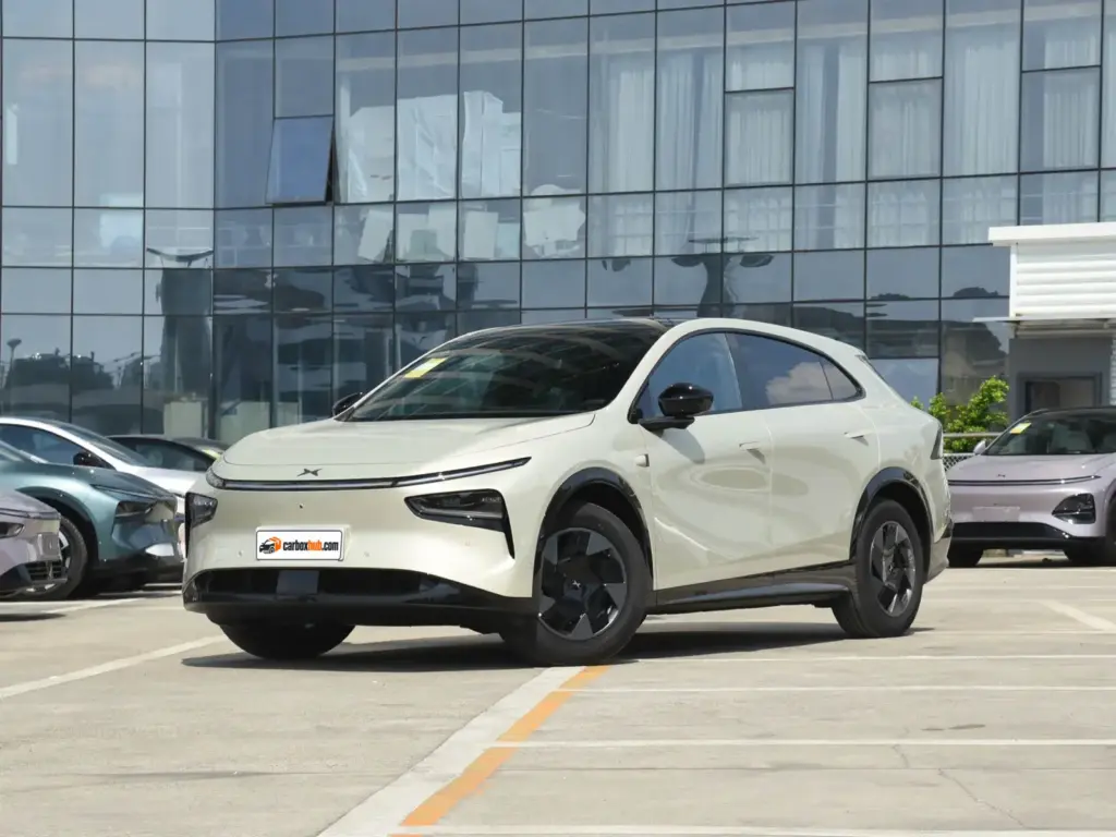 2025 Xpeng G7 602 Long Range Max – vista frontal de tres cuartos