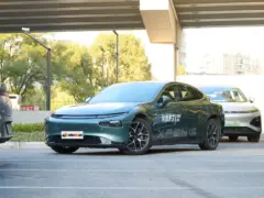 2024 Xpeng P7i 550 Max – vista frontal de tres cuartos