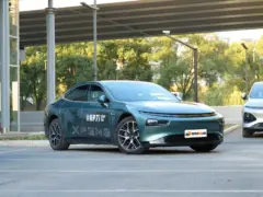2024 Xpeng P7i 550 Max – vista frontal de tres cuartos, lado del conductor