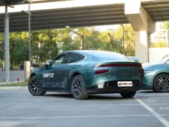 2024 Xpeng P7i 550 Max – vista trasera de tres cuartos