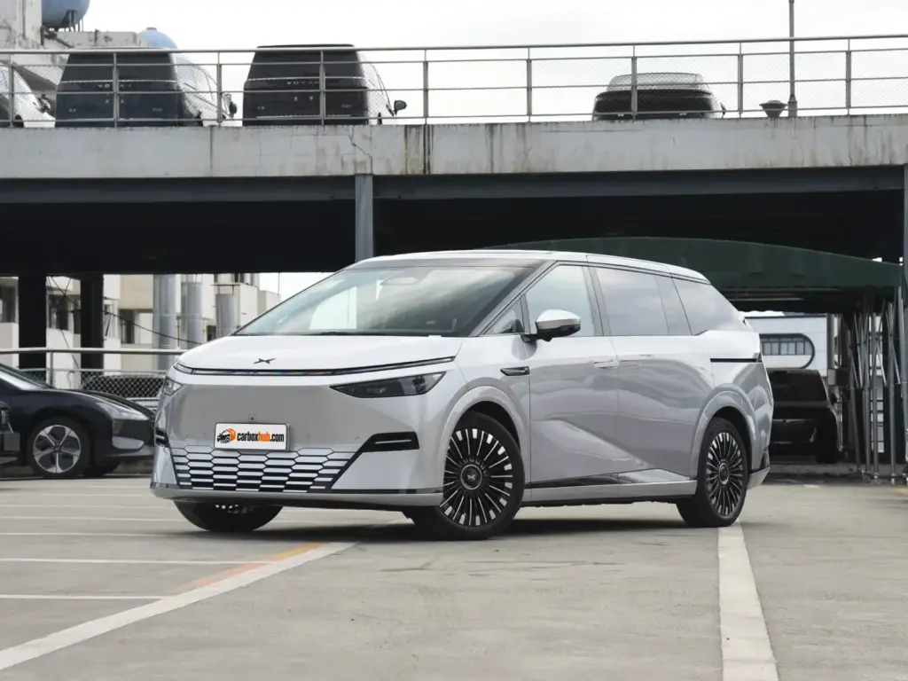2025 Xpeng X9 702 AWD Performance Max – vista frontal de tres cuartos
