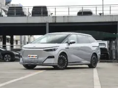 2025 Xpeng X9 702 AWD Performance Max – vista frontal de tres cuartos