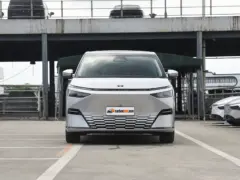 2025 Xpeng X9 702 AWD Performance Max – vista frontal