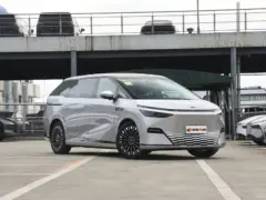 2025 Xpeng X9 702 AWD Performance Max – vista frontal de tres cuartos, lado del conductor