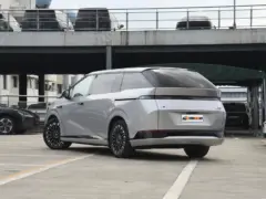 2025 Xpeng X9 702 AWD Performance Max – vista trasera de tres cuartos