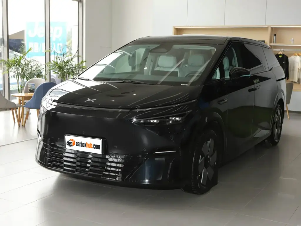 2025 Xpeng X9 – vista frontal de tres cuartos