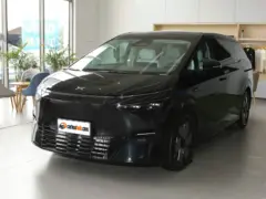 2025 Xpeng X9 – vista frontal de tres cuartos