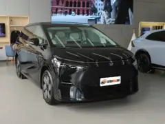 2025 Xpeng X9 – vista frontal de tres cuartos, lado del conductor