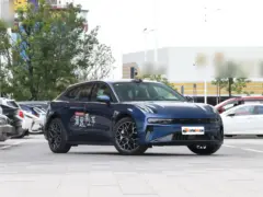 2024 Zeekr 001 WE 100kWh RWD – vista frontal de tres cuartos, lado del conductor