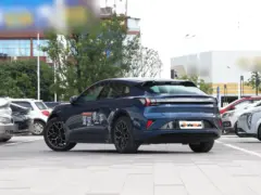 2024 Zeekr 001 WE 100kWh RWD – vista trasera de tres cuartos
